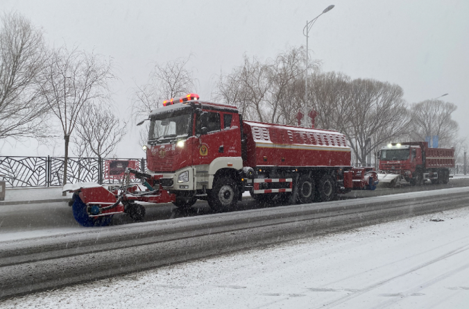 918博天堂环境除冰雪装备全力投入破冰作业，助力北京道路交通安全