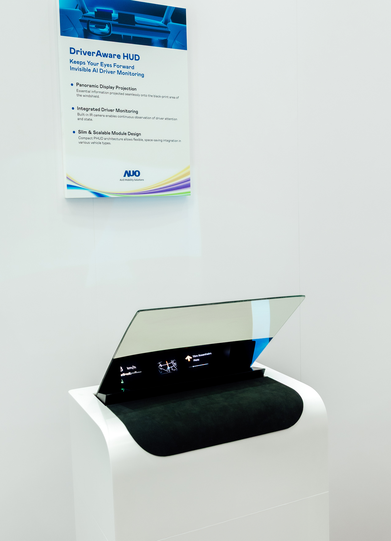 DriverAware HUD结合抬头显示器与隐藏式红外线摄影机，将车速、导航及警示讯息投影于挡风玻璃上，完美对齐驾驶目不离路的视线，同时，透过AI 监控驾驶注意力以提升安全性。